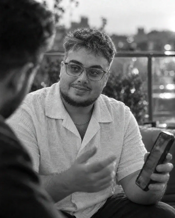 Iván Cano conversando en una terraza con el móvil en la mano